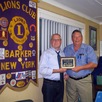Barker Lions President Kent Wakefield presents Lion of the Year to Past President Mike Feltz.